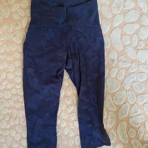 Lululemon blue designed cropped leggings